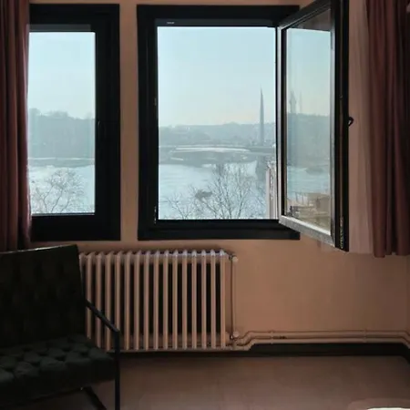 Astounding Sea View In Karakoey 4br, 2ba Appartement Istambul