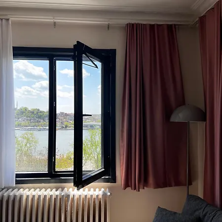 아파트 Astounding Sea View In Karakoey 4br, 2ba 이스탄불