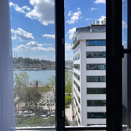 Astounding Sea View In Karakoey 4br, 2ba * 이스탄불
