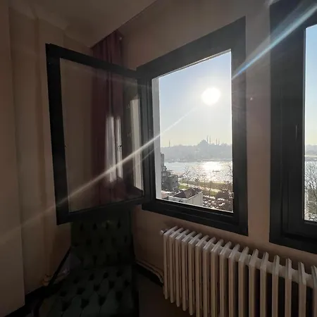 아파트 Astounding Sea View In Karakoey 4br, 2ba 이스탄불