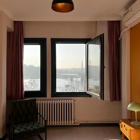 Astounding Sea View In Karakoey 4br, 2ba Appartement Istanboel